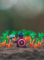 varsovia 2020 - lego superhéroe minifigura avenger capitán américa en el campo de las zanahorias foto