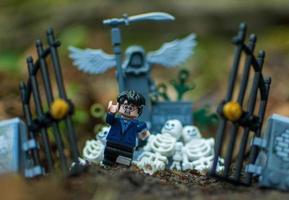 varsovia 2020 - minifigura lego de harry potter corriendo desde el cementerio foto