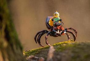 varsovia 2020 - minifigura de lego astronauta montado en una enorme araña foto