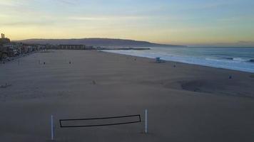 Vista aérea de uav drone de una cancha de voleibol en la playa y el océano. video