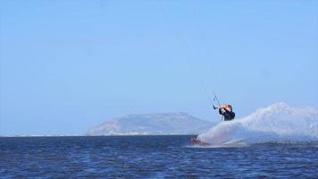 en man kiteboard och gör ett hopp trick på ett drakebräde. video