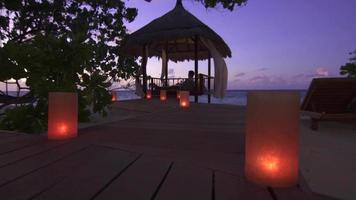 een paar champagne drinken op het strand in een resorthotel op een tropisch eiland. video
