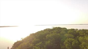 vista aérea de un lago al atardecer. video