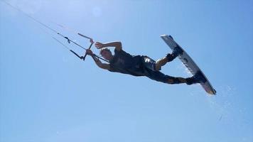 een man kiteboarden op een kiteboard. video
