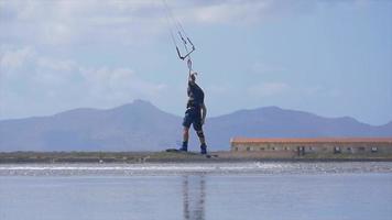 un homme s'écrase alors qu'il fait du kitesurf sur une planche de kite. video