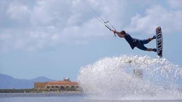 un homme faisant du kitesurf sur une planche de kite.