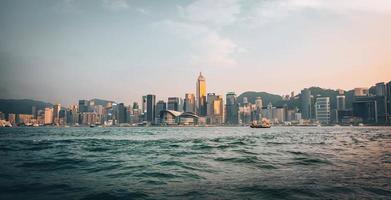 vista del horizonte de hong kong en ferry foto