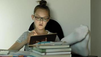 adolescente usa tablet com fones de ouvido à noite