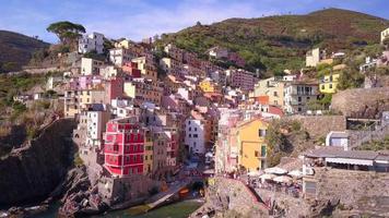 luchtfoto reizen uitzicht op riomaggiore, cinque terre, italië. video