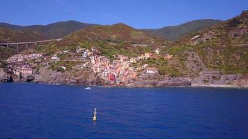 Luftaufnahme von Riomaggiore, Cinque Terre, Italien. video