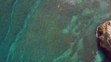 vista aerea del drone della spiaggia al punto di mahana, bali, indonesia.
