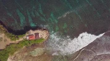 Vista aérea de drone de la playa en mahana point, bali, indonesia.