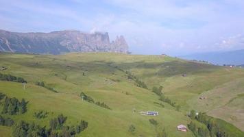 drone de voyage aérien vue sur le tyrol du sud, l'italie et les montagnes des dolomites.