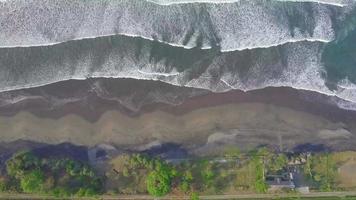 vista aérea de drone de la playa en indonesia. video
