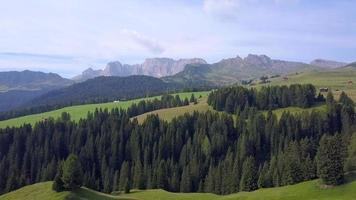 drone de voyage aérien vue sur le tyrol du sud, l'italie et les montagnes des dolomites.