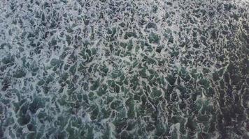 vista aérea de drone de la playa, las olas y el surf en indonesia. video