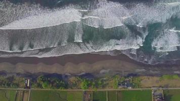 vista aerea del drone della spiaggia in indonesia.