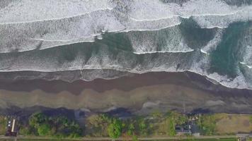 vista aérea de drone de la playa en indonesia. video