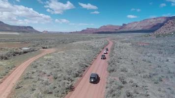 Vista aérea de un vehículo 4x4 conduciendo fuera de la carretera en un camino de tierra en Moab, Utah.