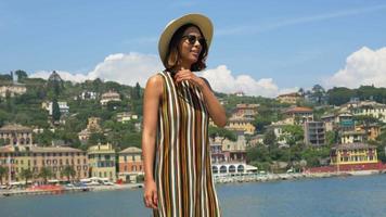 una mujer que viaja en una ciudad turística de lujo en Italia, Europa.