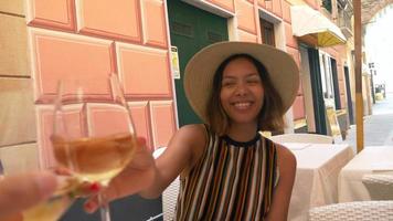 eine frau trinkt wein, wenn sie in einem luxus-resort in italien, europa, reist. video