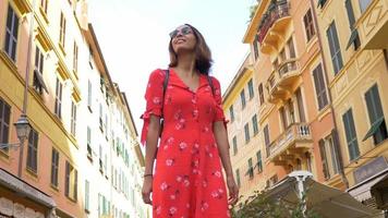 una mujer mirando la vista viajando en una ciudad turística de lujo en Italia, Europa.