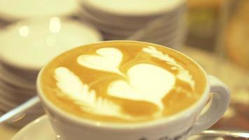 Diseño de corazón en café espresso, capuchino en un café en Italia, Europa.