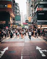 Hong kong, china 2019- gente caminando por las calles de mongkok, hong kong, china foto