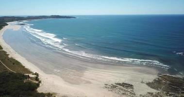 Vista aérea de drone de la playa, rocas y pozas de marea en guiones, nosara, costa rica. video