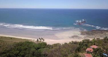 Luftdrohnenansicht des Strandes, der Felsen und der Gezeitenpools in Guiones, Nosara, Costa Rica. video