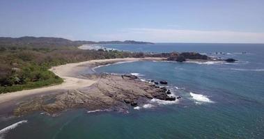 vista aérea drone de la playa, rocas y pozas de marea en playa palada, guiones, nosara, costa rica. video