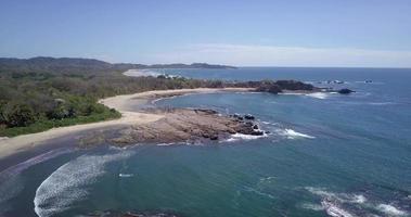 vista aérea drone de la playa, rocas y pozas de marea en playa palada, guiones, nosara, costa rica. video
