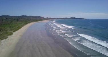 vista aerea del drone della spiaggia, delle rocce e delle pozze di marea a guiones, nosara, costa rica.