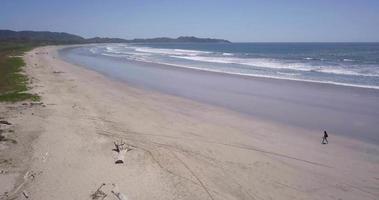 vista aerea del drone della spiaggia, delle rocce e delle pozze di marea a guiones, nosara, costa rica.