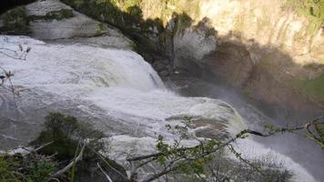 um furioso rio cachoeira de água branca.