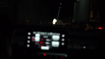 conduciendo pov a través de un túnel en una autopista. video