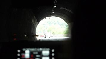 conduciendo pov a través de un túnel en una autopista. video
