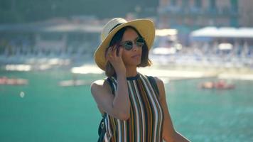 Eine Frau betrachtet einen Strandclub am Mittelmeer in einem Luxusresort in Italien, Europa.