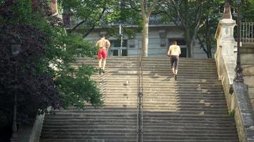 ett par som kör på trappor i en stad som ett träningspass.