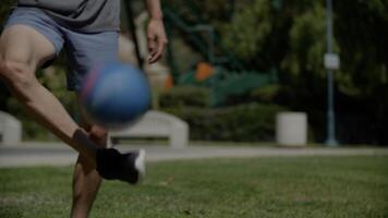 Hombre haciendo keepy ups con balón de fútbol foto