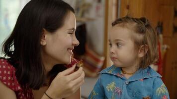 retrato, de, madre, comida, merienda, con, hija foto