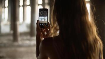 retrato, de, mujer, tomar fotos, debajo, muelle foto