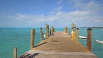 Luftdrohnenansicht eines Dockpiers an einem tropischen Inselstrand und einer Küste auf den Bahamas, Karibik.
