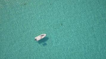 Vista aérea de drone de un barco de motor de pesca en las bahamas, caribe.