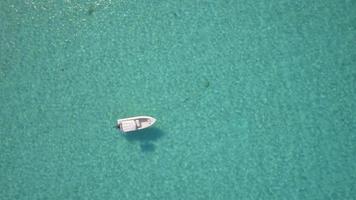 Vista aérea de drone de un barco de motor de pesca en las bahamas, caribe.