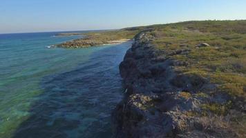 Vista aérea de drone de una costa rocosa en una playa y costa de una isla tropical en las bahamas, caribe.