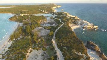 Vista aérea de drone de una carretera en una playa y costa de una isla tropical en las bahamas, caribe.