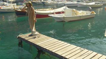 en kvinna på en båtdocka i Portofino, Italien, en lyxig semesterort i Europa. video