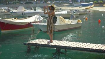 en kvinna på en båtdocka i Portofino, Italien, en lyxig semesterort i Europa. video