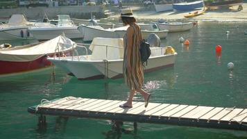 Eine Frau auf einem Bootssteg in Portofino, Italien, einem Luxusresort in Europa.